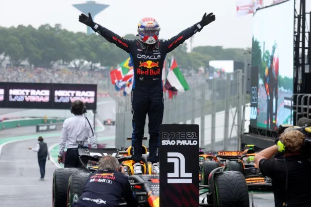 Hafta sonu Hollandalı pilot için inişli çıkışlı geçse de sonunda zafere ulaştı (Reuters)