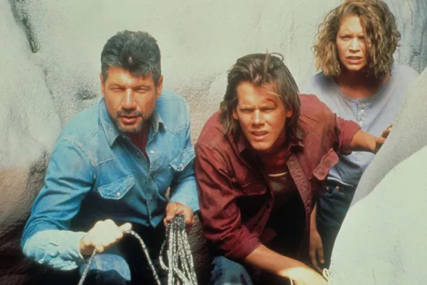 Soldaki Fred Ward öldü, sağdaki Finn Carter sinemadan uzaklaştı ancak ortadaki Kevin Bacon yeni filmlerde rol almayı sürdürüyor (Universal)