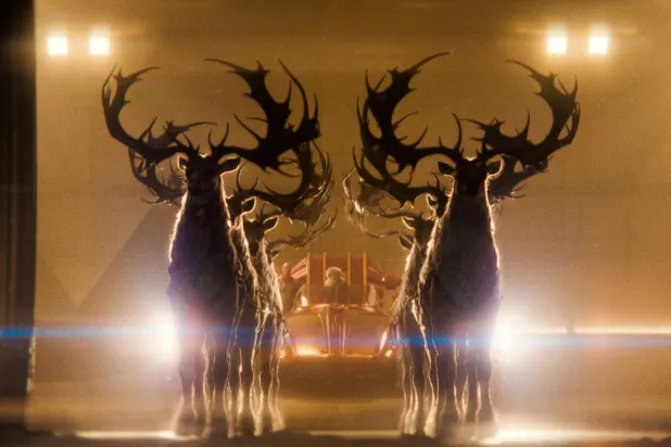 Kod Adı: Kırmızı'nın yapım sürecinde geçen sene Hollywood'daki yazar ve oyuncu grevleri nedeniyle bir yıllık gecikme yaşanmıştı (Amazon MGM)