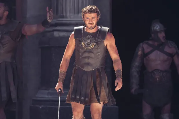 Normal People'daki performansıyla BAFTA kazanan Paul Mescal, ilk filmde Russell Crowe'un canlandırdığı Maximus'un, gladyatör yapılmak üzere köleleştirilen oğlu Lucius'ı oynuyor (Paramount Pictures)
