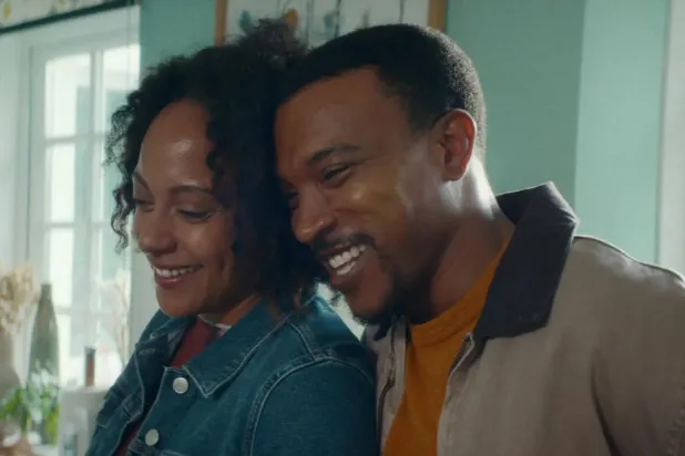 Özlüyorum Seni'nin başrolünde 36 yaşındaki Rosalind Eleazar'a (solda), Top Boy'un yıldızı Ashley Walters (sağda) eşlik ediyor (Netflix) 