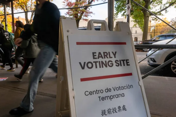 بدء الانتخابات المبكرة في ولايات أميركية عدة (أ.ف.ب)