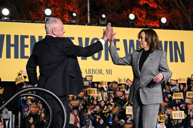 نائبة الرئيس كامالا هاريس ومرشحها لمنصب نائب الرئيس على بطاقتها الرئاسية حاكم مينيسوتا تيم والز خلال حملة انتخابية في ميشيغان (أ.ف.ب)
