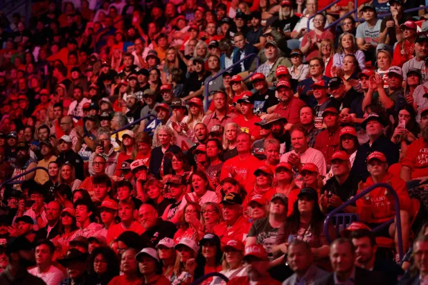 أضواء حمراء على جمهور مؤيد للرئيس الأميركي السابق دونالد ترمب في ويسكونسن (أ.ف.ب)