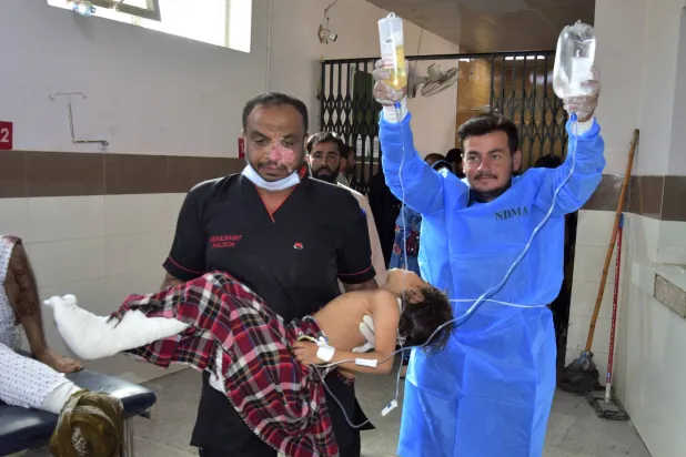 مسعفون يحملون فتاة أُصيبت في انفجار قنبلة ببلدة ماستونغ لتلقي العلاج في مستشفى بكويتا - باكستان الجمعة 1 نوفمبر 2024 (أسوشييتد برس)