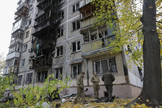 خبراء عسكريون في موقع هجوم ليلي بطائرة مسيّرة على مبنى سكني في منطقة سولوميانسك في كييف... 30 أكتوبر 2024 (إ.ب.أ)