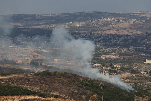 أعمدة الدخان تتصاعد على الجانب الإسرائيلي من الحدود مع لبنان بالقرب من قرية عيتا الشعب 31 أكتوبر 2024 (رويترز)