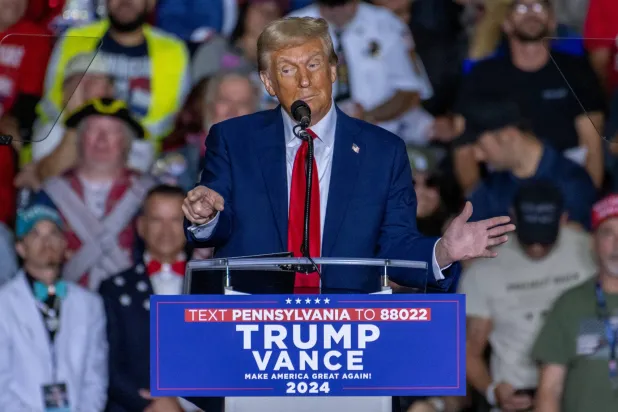 ترمب مخاطباً أنصاره في حدث انتخابي ببنسلفانيا - 29 أكتوبر (إ.ب.أ)