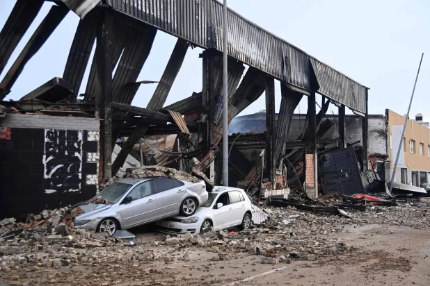 صورة ملتقطة في الأول من نوفمبر 2024 تظهر الآثار المدمرة للفيضانات على منطقة تجارية في بلدة ألفافار بمنطقة فالنسيا شرق إسبانيا (أ.ف.ب)