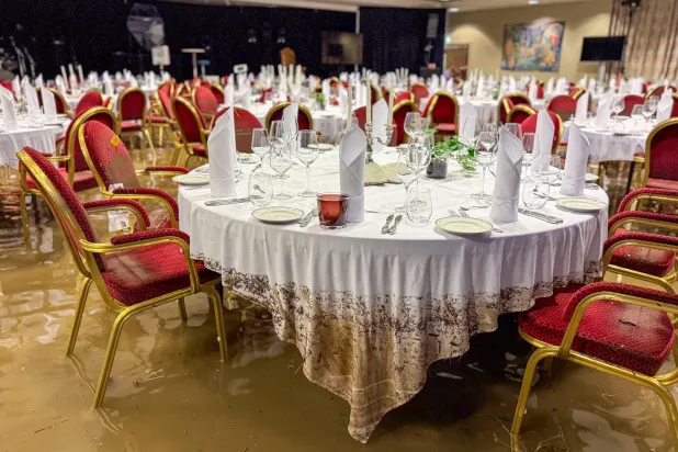 قاعة طعام غارقة بالمياه في أحد الفنادق وسط طقس عاصف في النرويج (رويترز)