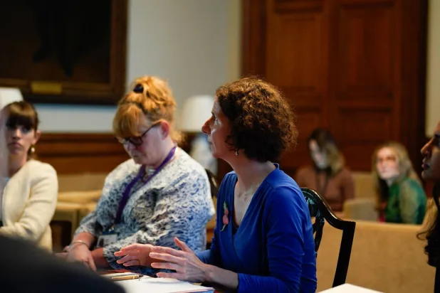 جانب من لقاء وزيرة الدولة البريطانية للتنمية مع منظمات غير حكومية تقدّم المساعدات لغزة في 31 أكتوبر (وزارة الخارجية والتنمية البريطانية)