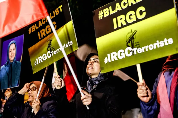 تجمُّع لمعارضين إيرانيين في برلين مُرحّباً بإغلاق القنصليات الإيرانية (إ.ب.أ)