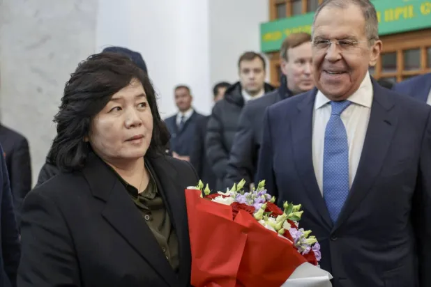 وزير الخارجية الروسي سيرغي لافروف مع نظيرته الكورية الشمالية تشوي سونغ هي في موسكو الجمعة (إ.ب.أ)