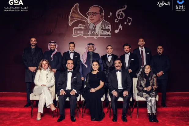 مع مطربي حفل روائع عبد الوهاب في صورة تذكارية (هيئة الترفيه)