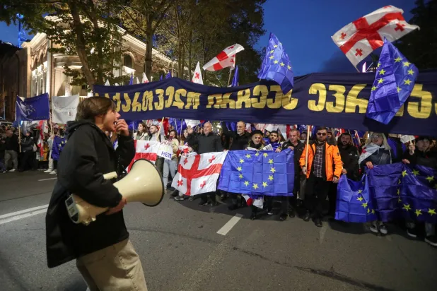 الأعلام الجورجية والأوروبية مرفوعة في تظاهرات العاصمة الجورجية تبيليسي (رويترز)