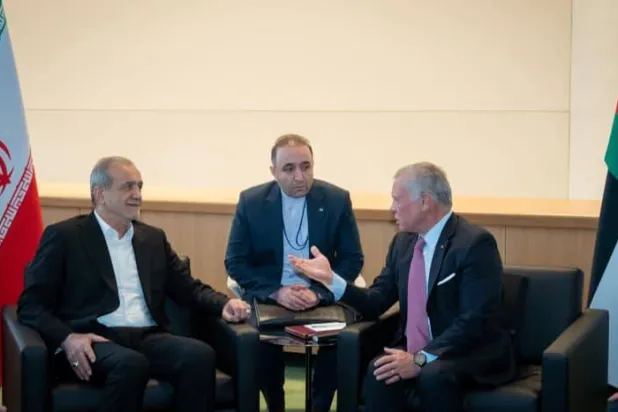 من لقاء الملك عبدالله الثاني والرئيس الإيراني بزشكيان (التلفزيون الأردني)