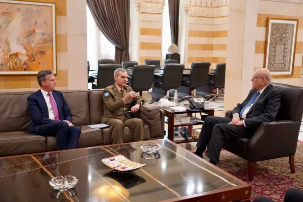 قائد قوة «اليونيفيل» أرولدو لازارو خلال اجتماعه مع رئيس حكومة تصريف الأعمال اللبنانية نجيب ميقاتي (حساب لازارو على «إكس»)