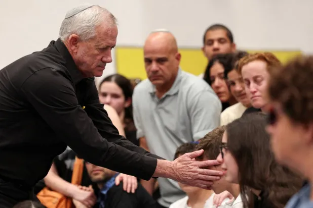 İsrailli siyasetçi Benny Gantz, 1 Kasım'da Lübnan'dan İsrail'in kuzeyine düzenlenen saldırıda ölen bir çiftçinin ailesine başsağlığı diledi. (Reuters)