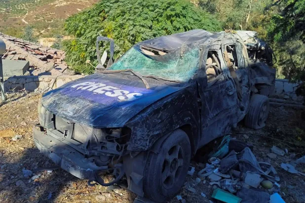 سيارة عليها كلمة «صحافة» بالإنجليزية بعد تعرض فندق يقيم فيه صحافيون في حاصبيا بجنوب لبنان لغارة إسرائيلية في 25 أكتوبر (رويترز)