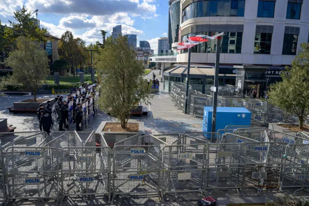 قوات الأمن التركية تفرض طوقاً حول مبنى بلدية أسنيورت منذ اعتقال رئيسها أحمد أوزار الأربعاء الماضي (أ.ف.ب)