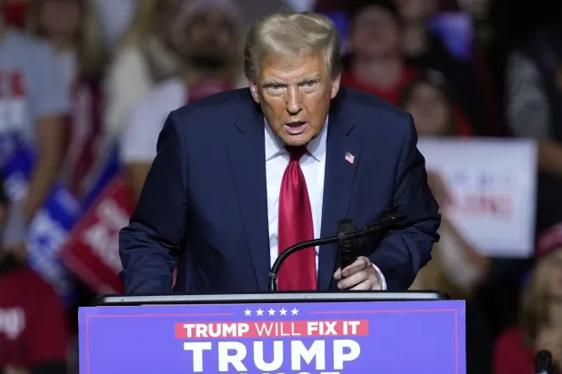 المرشح الرئاسي الجمهوري السابق دونالد ترمب أثناء حديثه في حدث انتخابي يوم الجمعة 1 نوفمبر 2024 في ميلووكي (أ.ب)