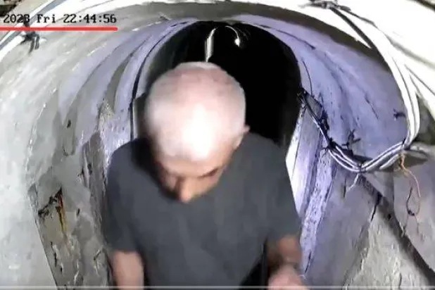 لقطة من مقطع نشره الجيش الإسرائيلي يظهر الرئيس السابق للمكتب السياسي لـ«حماس» يحيى السنوار في نفق بغزة (إكس)