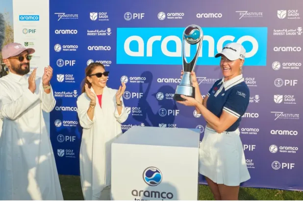 تشارلي هال خلال تتويجها بكأس البطولة (الشرق الأوسط)