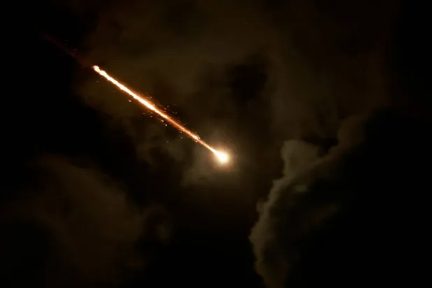 صاروخ إيراني يظهر في سماء تل أبيب في الأول من أكتوبر الماضي (رويترز)