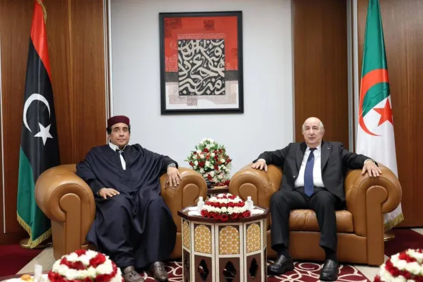 Libya Başkanlık Konseyi Başkanı Muhammed el-Menfi ve Cezayir Cumhurbaşkanı Abdulmecid Tebbun Cezayir'de bir araya geldi. (Başkanlık Konseyi)