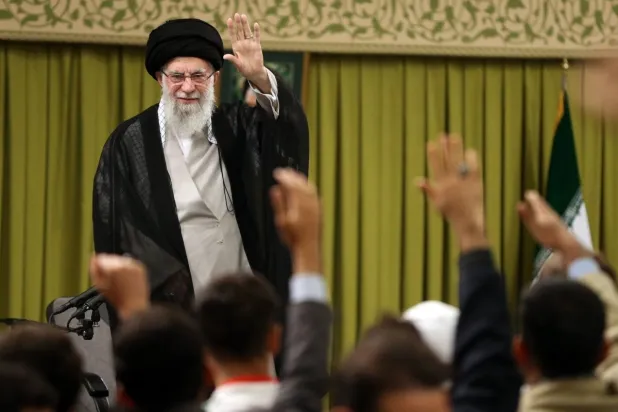 المرشد علي خامنئي خلال لقائه طلاباً في طهران يوم 2 نوفمبر 2024 (إ.ب.أ)