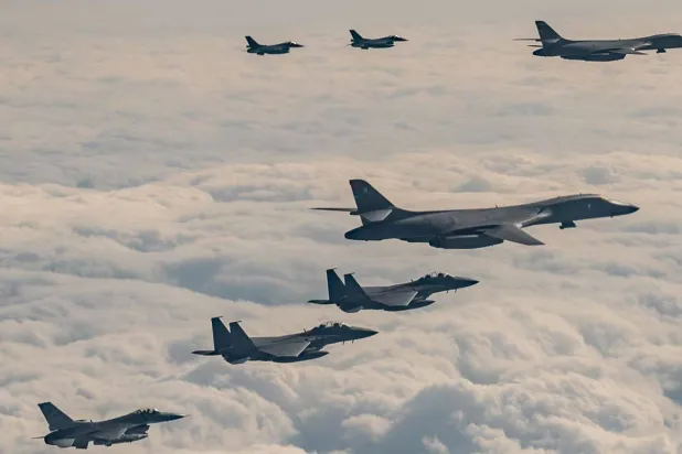 تشارك قاذفات «B-1B» التابعة للقوات الجوية الأميركية في مناورة جوية مشتركة مع كوريا الجنوبية واليابان (هيئة الأركان المشتركة «JCS»)