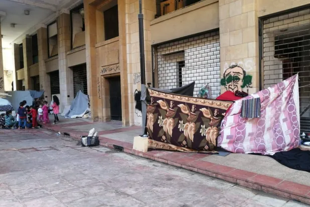 بعض المحال عمد شاغلوها إلى بناء جدران لحجبها عن الخارج (الشرق الأوسط)