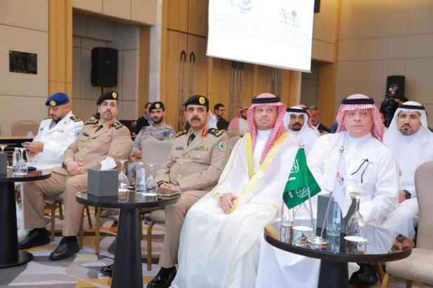 د. خالد أصفهاني الرئيس التنفيذي لـ«المؤسسة العامة للمحافظة على الشعب المرجانية» وعدد من الشخصيات عند انطلاق المؤتمر