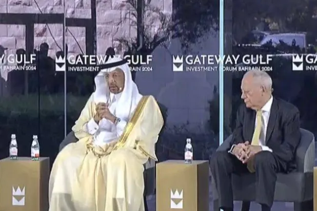 صورة للمتحدثين خلال الجلسة الحوارية في منتدى «بوابة الخليج» (الشرق الأوسط)