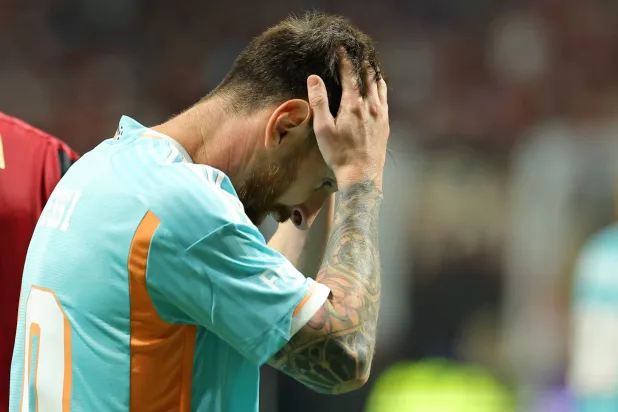 ميسي بدا منزعجاً من الخسارة (أ.ف.ب)