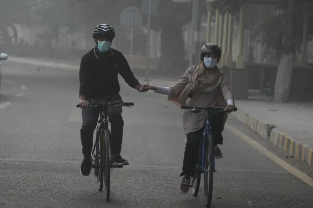 بلغ الضباب الدخاني الملوّث مستويات قياسية في مدينة لاهور الباكستانية (أ.ب)