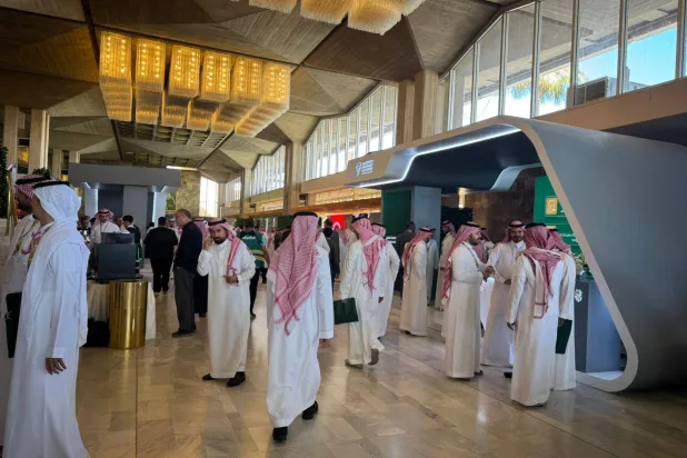 جانب من المعرض المصاحب لـ«مؤتمر سلامة واستدامة الطرق»... (الشرق الأوسط)