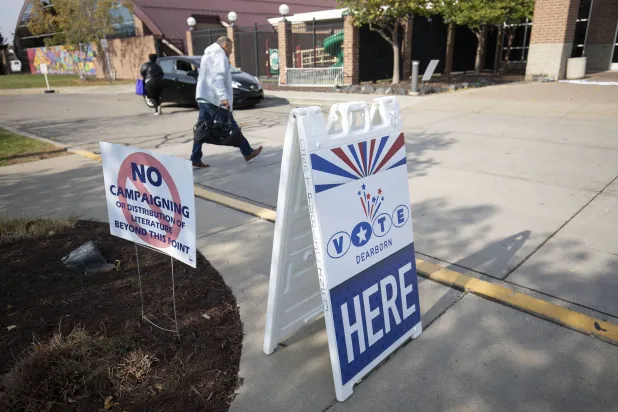 شهدت الولايات المتأرجحة مثل ميشيغان إقبالاً كبيراً على التصويت المبكّر (أ.ف.ب)