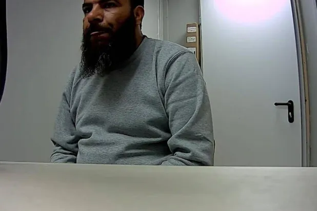 مقطع من فيديو بثّه الجيش الإسرائيلي للتحقيق مع المواطن السوري علي سليمان العاصي المتعاون مع الميليشيات الإيرانية في سوريا