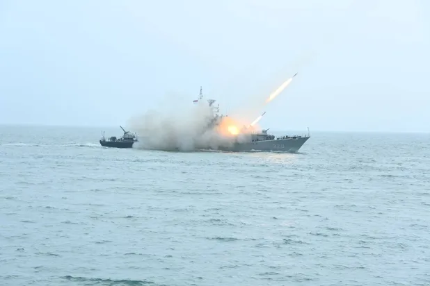 قطعة بحرية إندونيسية تطلق صواريخ خلال إحدى المناورات (جيش إندونيسيا عبر «فيسبوك»)