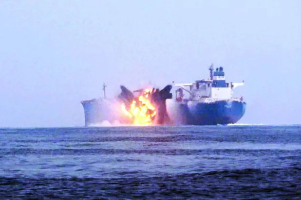 مشهد وزَّعه الحوثيون لاستهداف ناقلة في البحر الأحمر (أرشيفية - إ.ب.أ)