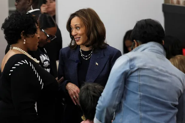 المرشحة الديمقراطية للانتخابات الرئاسية الأميركية ونائبة الرئيس كامالا هاريس (رويترز)