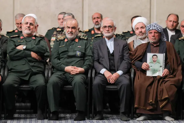 قائد «الحرس الثوري» حسين سلامي وعلى يمينه قائد القوات البرية محمد باكبور خلال لقاء مع خامنئي (موقع المرشد)