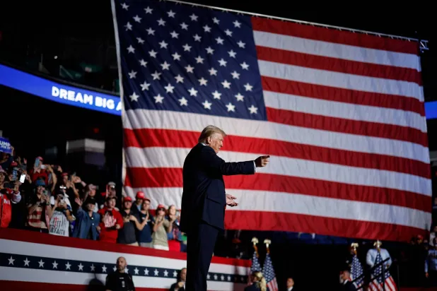 ترمب مخاطباً أنصاره خلال تجمّع انتخابي في غاستونيا بنورث كارولاينا السبت (أ.ف.ب)