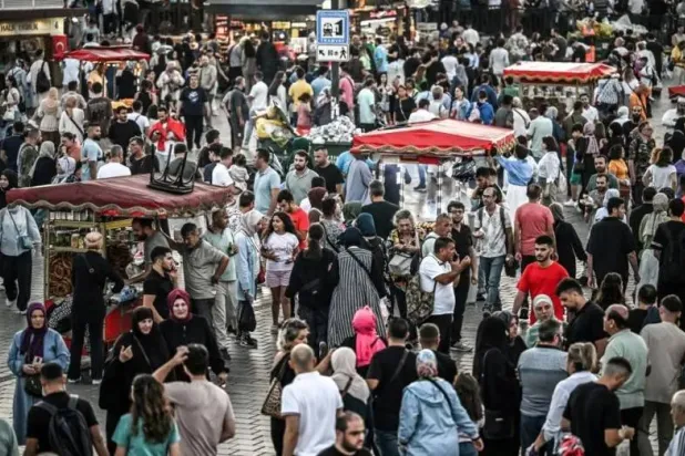 زحام على عربات بيع السميط في أحد شوارع إسطنبول في عطلة نهاية الأسبوع (إعلام تركي)