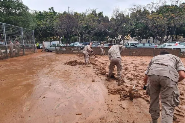 جنود من الجيش الإسباني ينظفون المناطق التي تضررت من الفيضانات المدمرة شرق البلاد (الجيش الإسباني عبر «فيسبوك»)