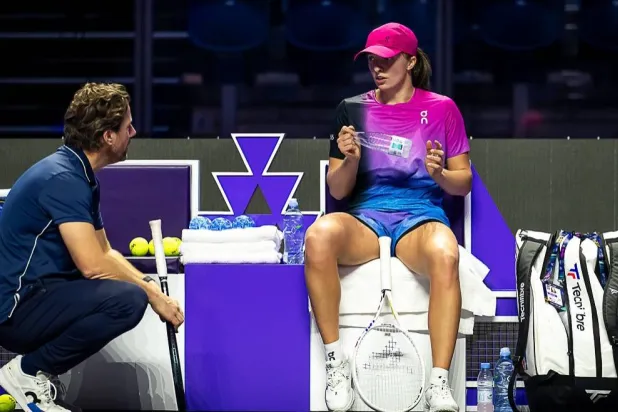 فيسيت مع شفيونتيك خلال البطولة الختامية للتنس في الرياض (اتحاد المحترفات للتنس)