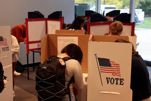 مواطنون يدلون بأصواتهم مبكراً في الانتخابات الرئاسية الأميركية (أ.ف.ب)