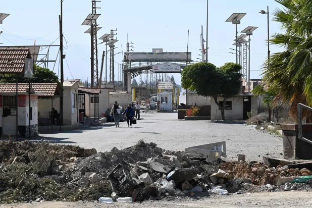 معبر جوسيه بين لبنان وسوريا إثر استهدافه بقصف إسرائيلي في 25 أكتوبر الماضي (أ.ف.ب)