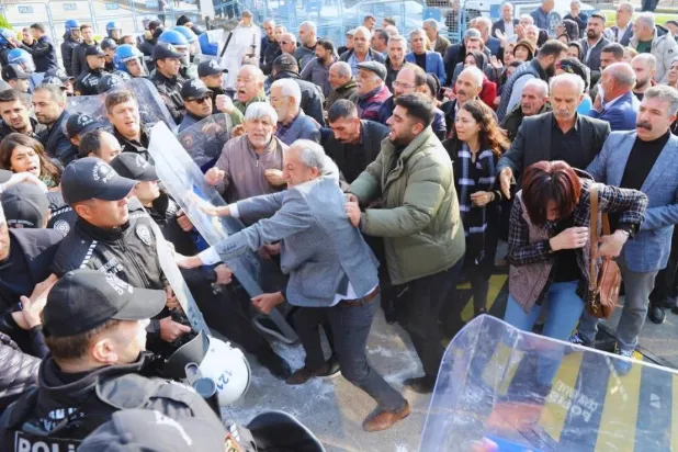 مصادمات بين الشرطة ومحتجين على عزل رئيسة بلدية بطمان جنوب شرقي تركيا (إعلام تركي)